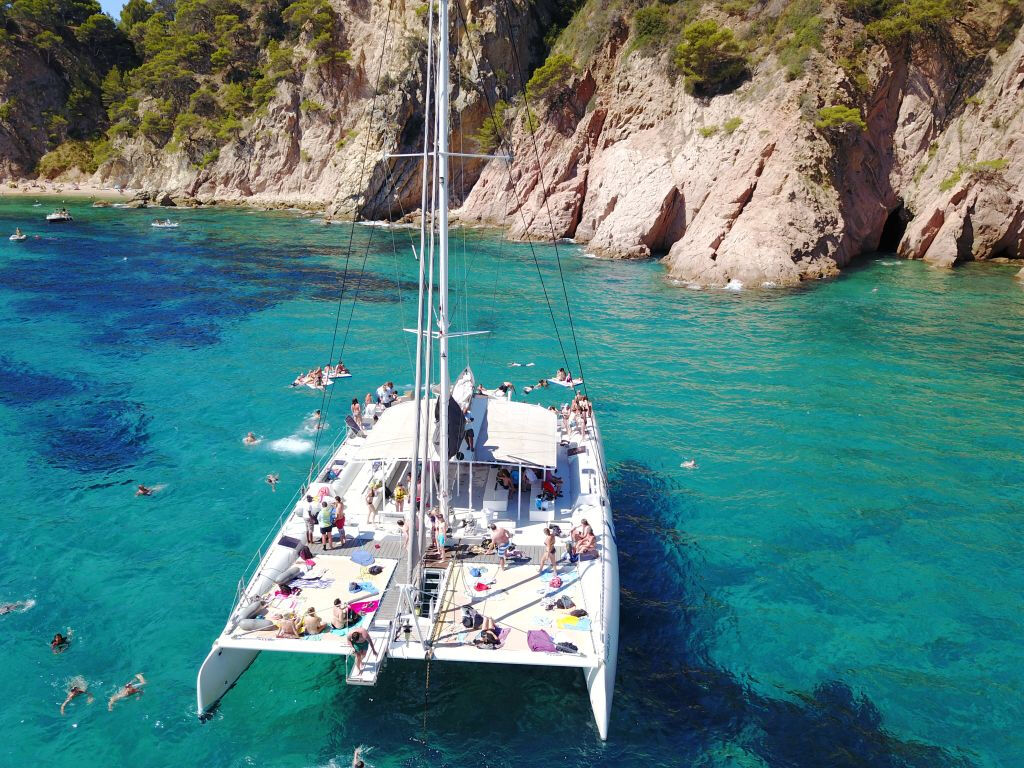 Excursion en catamaran sur la Costa Brava avec barbecue