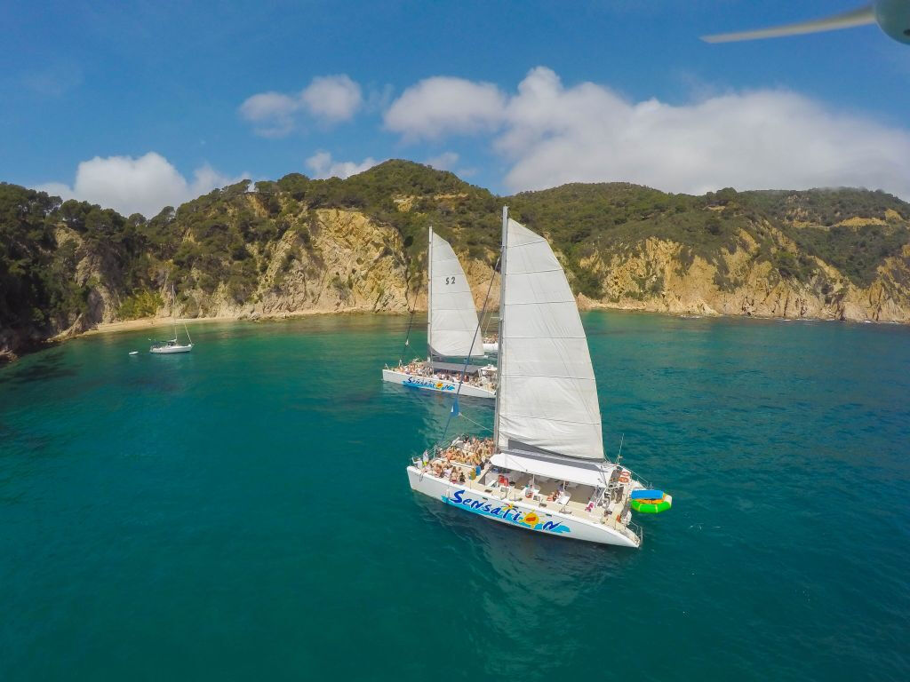 Excursión en catamarán por la Costa Brava con barbacoa