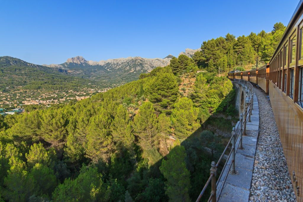 Excursión autoguiada por Mallorca de Palma a Sa Calobra (tren, tranvía y barco de Sóller)
