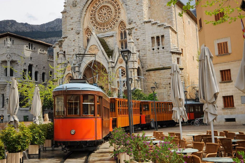 Excursión autoguiada por Mallorca de Palma a Sa Calobra (tren, tranvía y barco de Sóller)