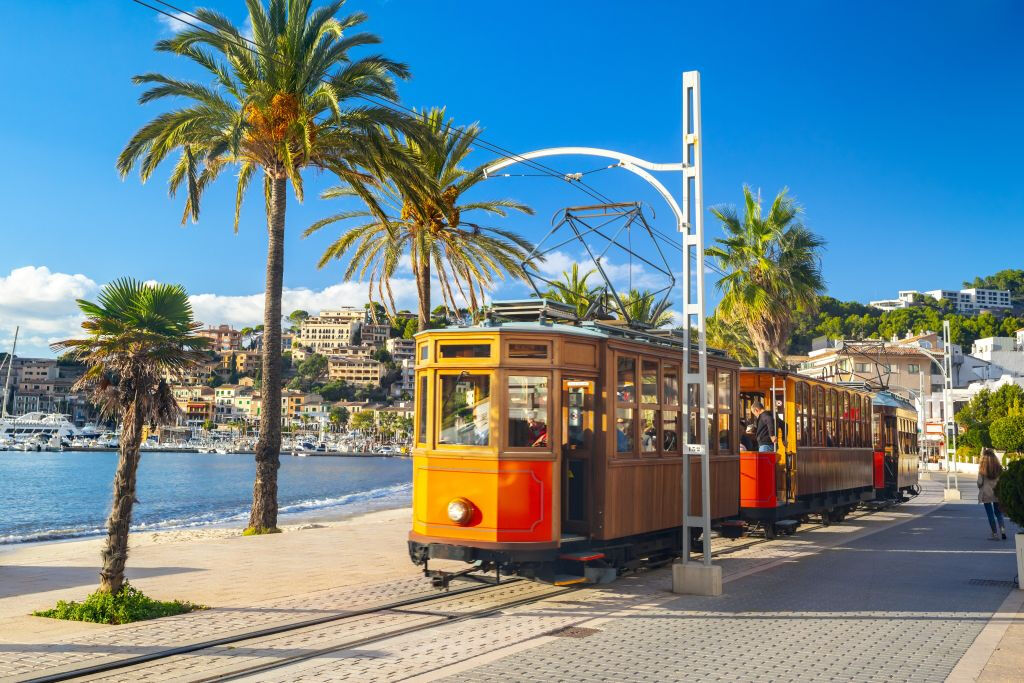 Excursión autoguiada por Mallorca de Palma a Sa Calobra (tren, tranvía y barco de Sóller)