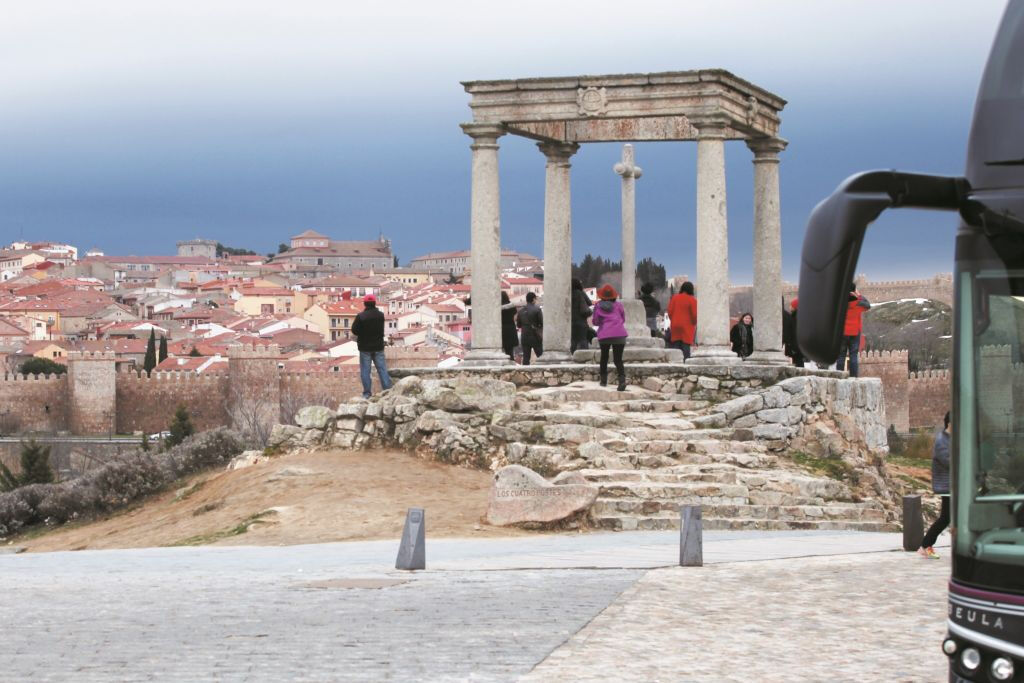 Segovia & Avila: Guided Walking Tour from Madrid