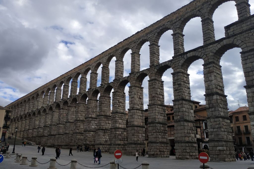 Segovia & Avila: Guided Walking Tour from Madrid