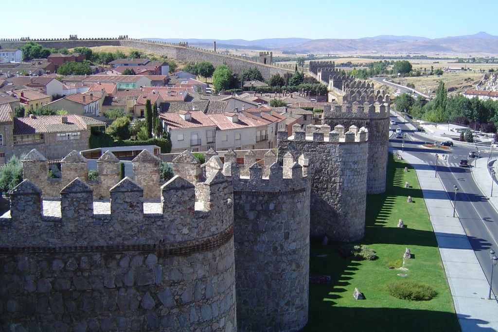 Segovia & Avila: Guided Walking Tour from Madrid