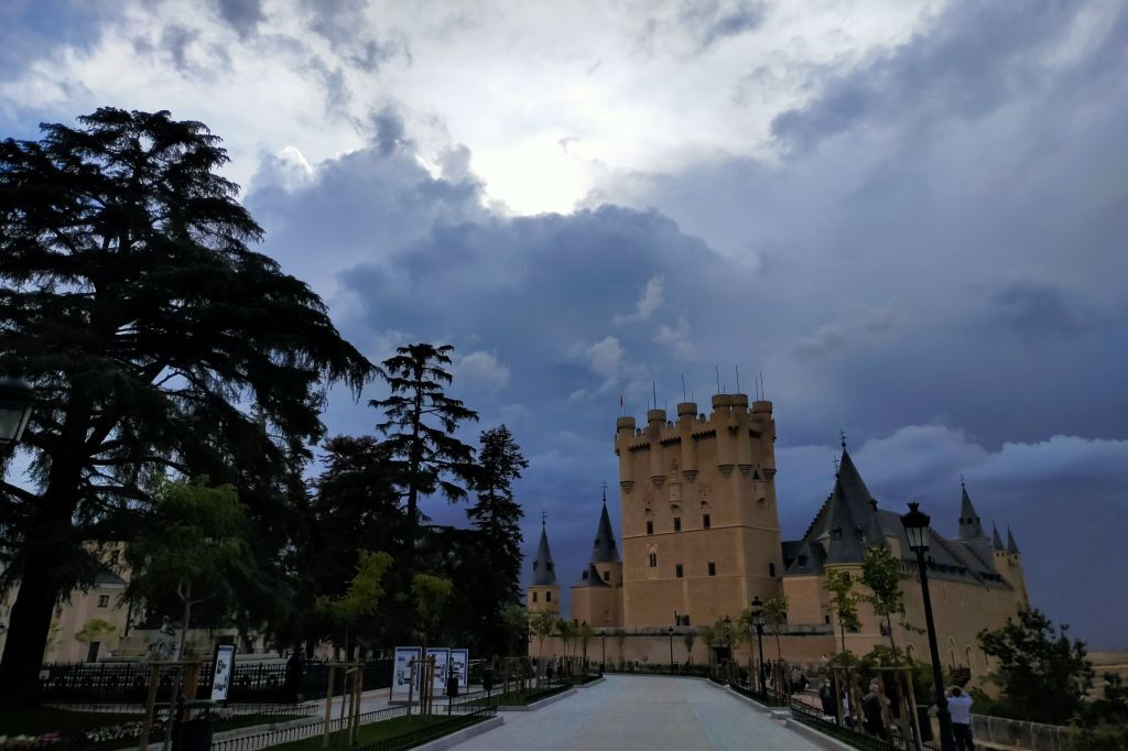 Segovia & Avila: Guided Walking Tour from Madrid