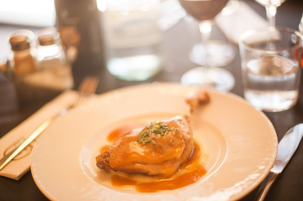 Montserrat & Wineries: Round trip + Wine Experience with Traditional Meal