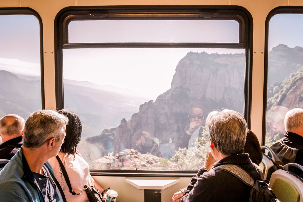 Montserrat & Wineries: Round trip + Wine Experience with Traditional Meal