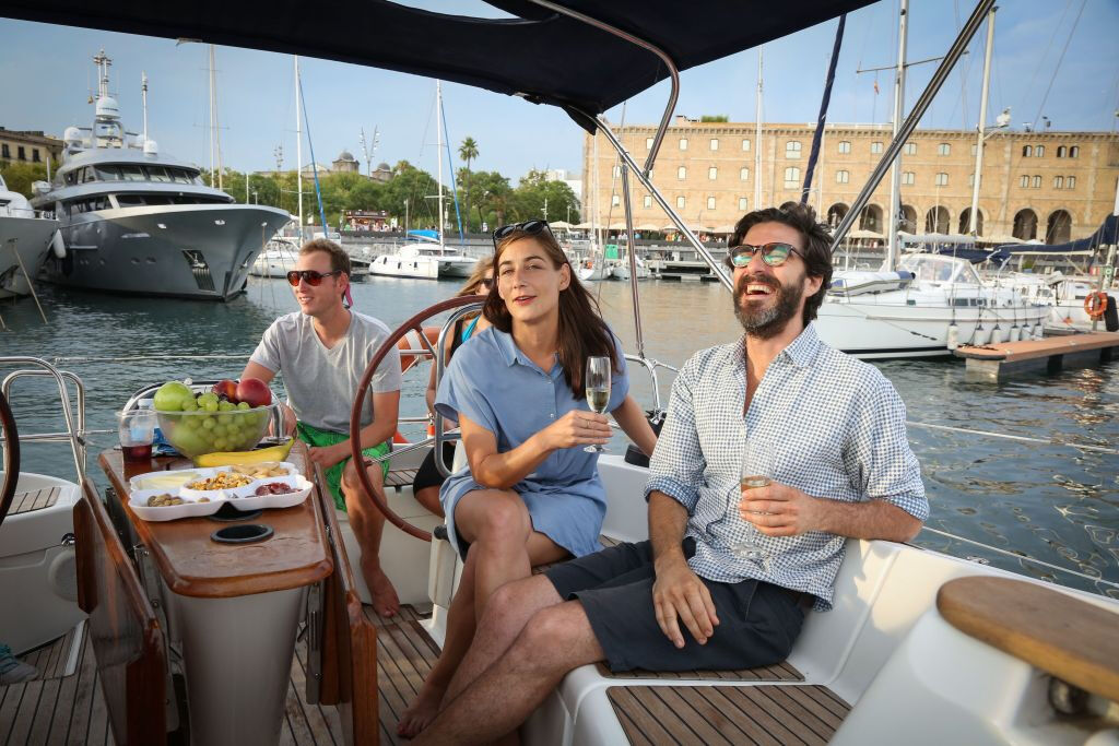 Experiencia de navegación de 2 horas en Barcelona + Bebidas y aperitivos