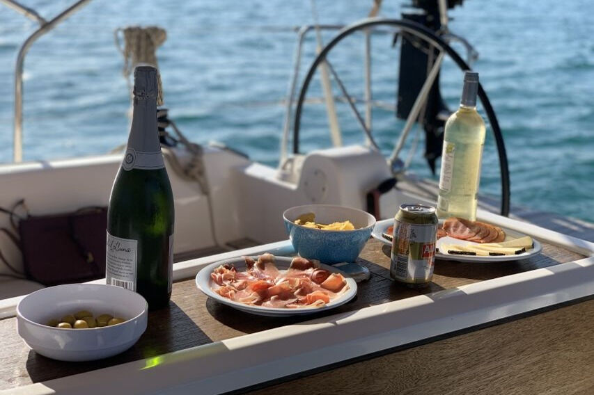 Palma de Mallorca: Excursión en velero con aperitivos y barra libre