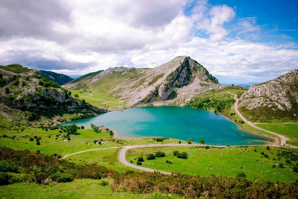 Excursión a los Lagos, Santuario de Covadonga y Cangas de Onís desde Gijón