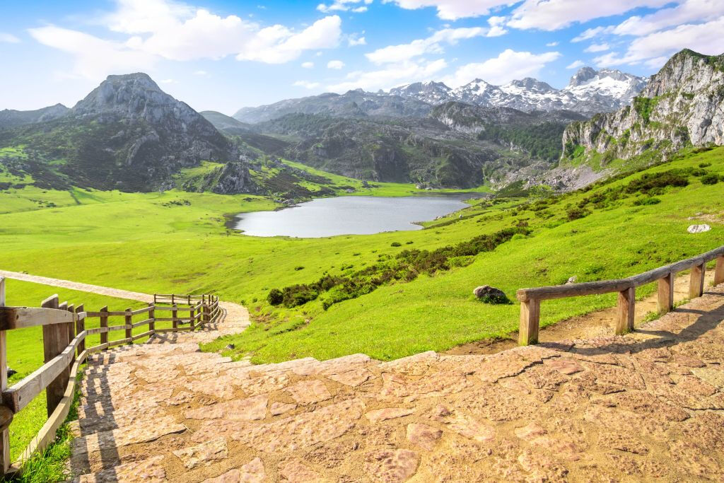 Excursión a los Lagos, Santuario de Covadonga y Cangas de Onís desde Gijón