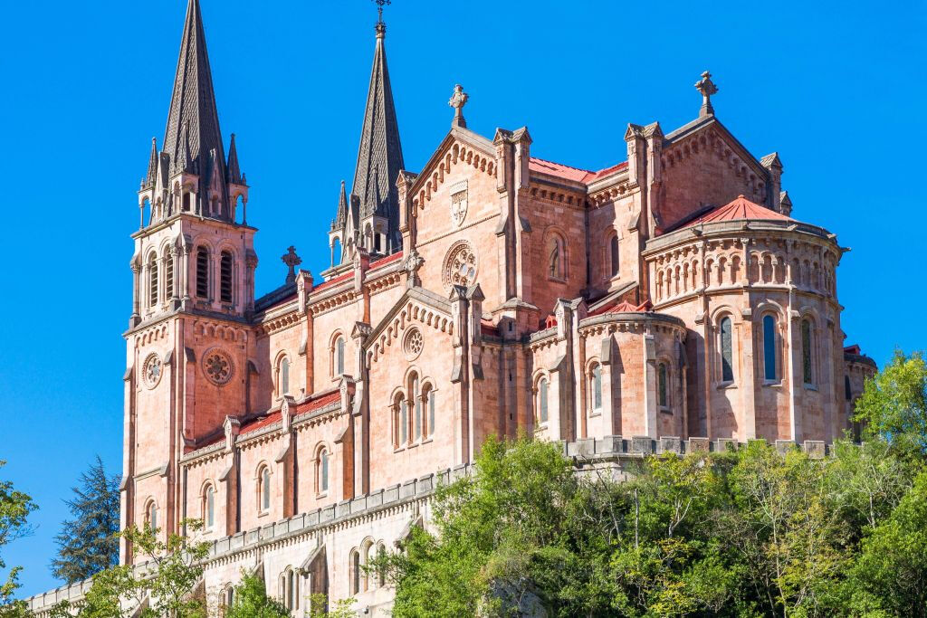 Excursión a los Lagos, Santuario de Covadonga y Cangas de Onís desde Gijón