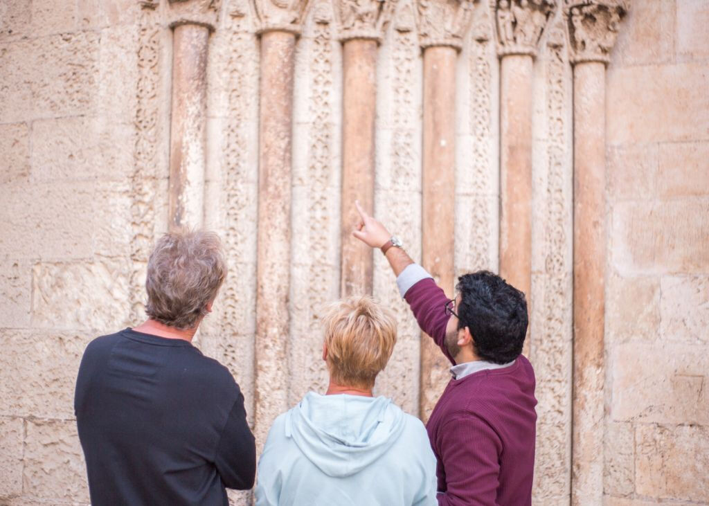 Tour pelo centro histórico de Valência com vinho e tapas num monumento histórico do século XI
