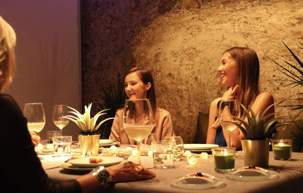 Tour pelo centro histórico de Valência com vinho e tapas num monumento histórico do século XI