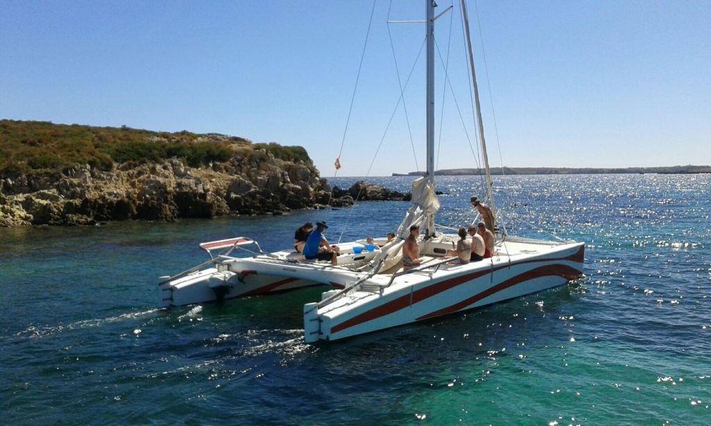 Baía de Fornells: excursão de catamarã de meio dia