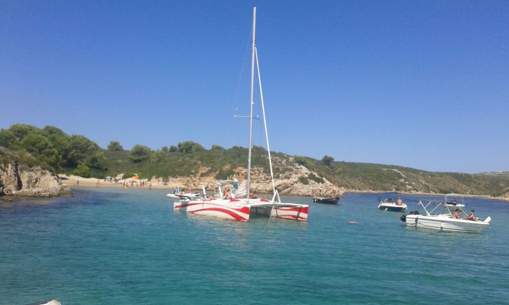 Baia di Fornells: Gita di Mezza Giornata in Catamarano