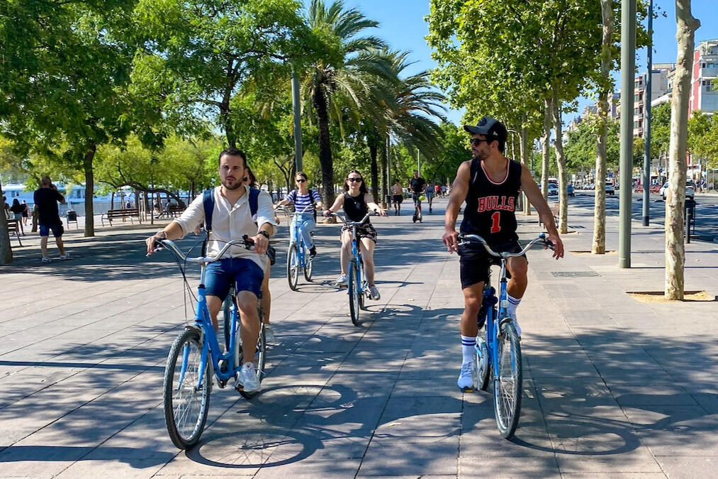 Excursión en Bicicleta desde las Casas de Gaudí a la Barceloneta