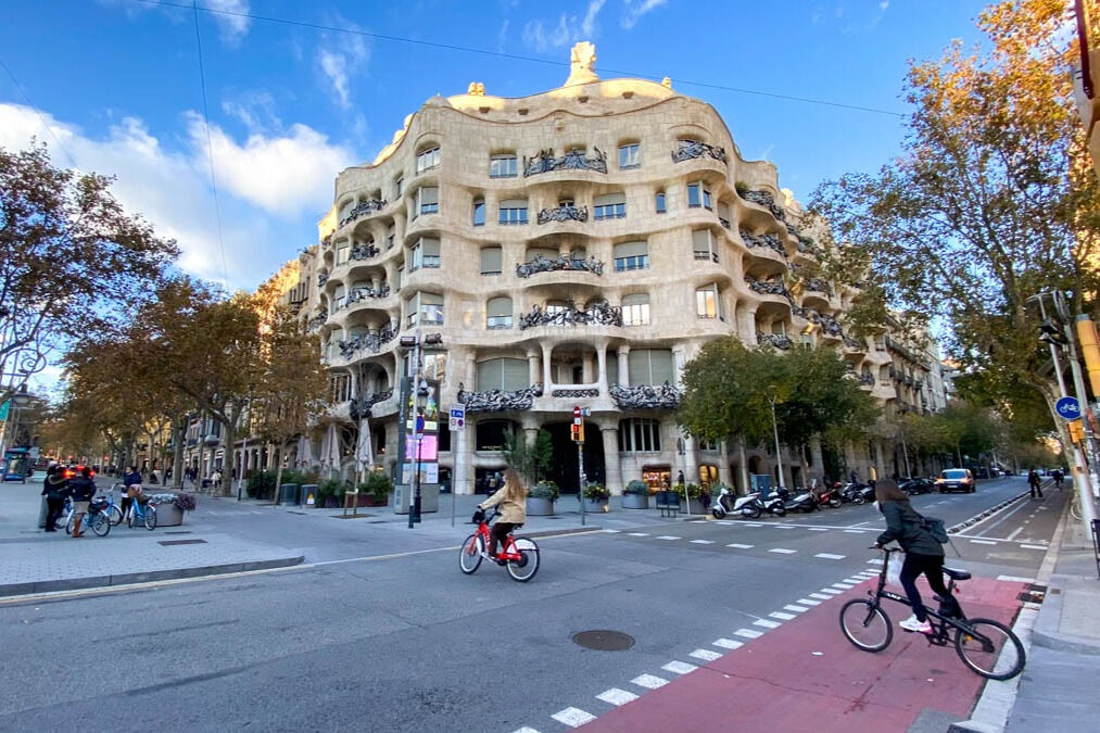 Excursión en Bicicleta desde las Casas de Gaudí a la Barceloneta