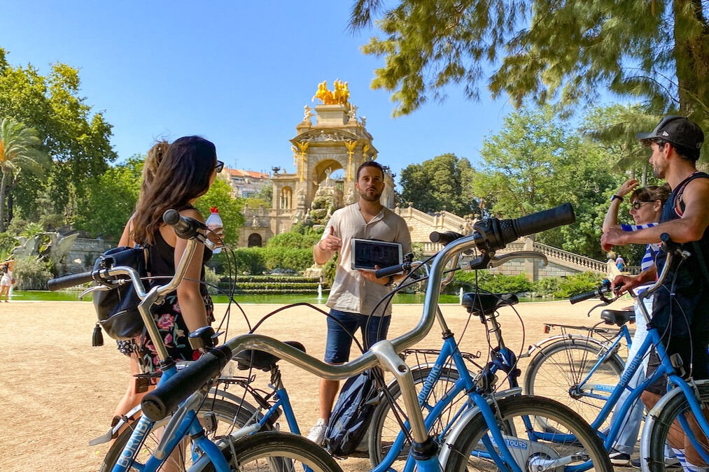 Excursión en Bicicleta desde las Casas de Gaudí a la Barceloneta