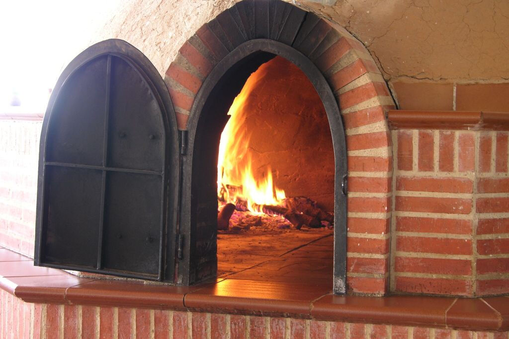 Visit with Wine, Appetizer and Tasting Menu Option in Ribera del Duero