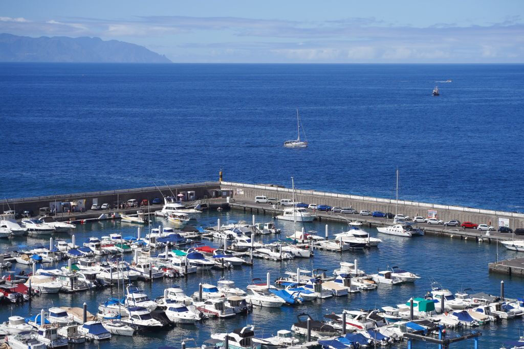 Los Gigantes: Excursión privada en velero de 6 horas con baño, bebida y tapas