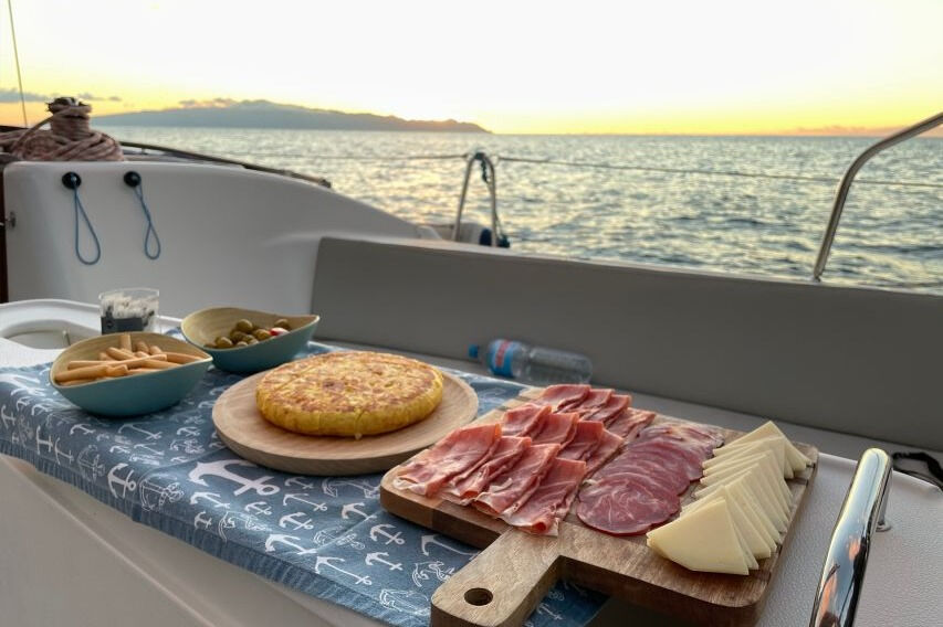 Los Gigantes: Excursión privada en velero de 6 horas con baño, bebida y tapas
