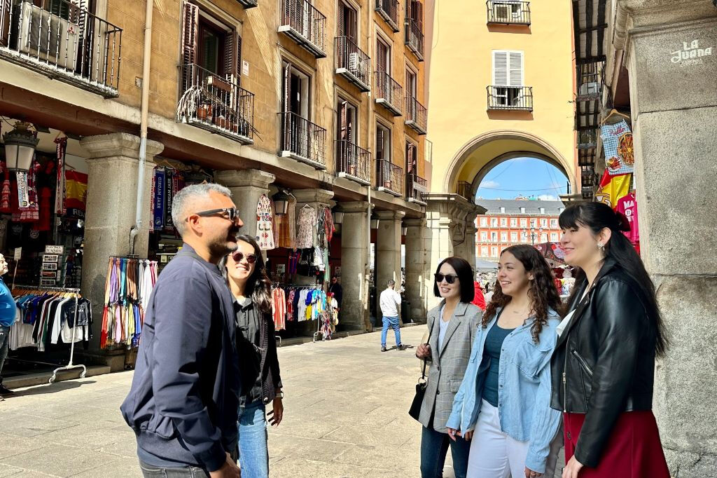 Madrid Old Town Tour & Flamenco Show with Optional Tapas