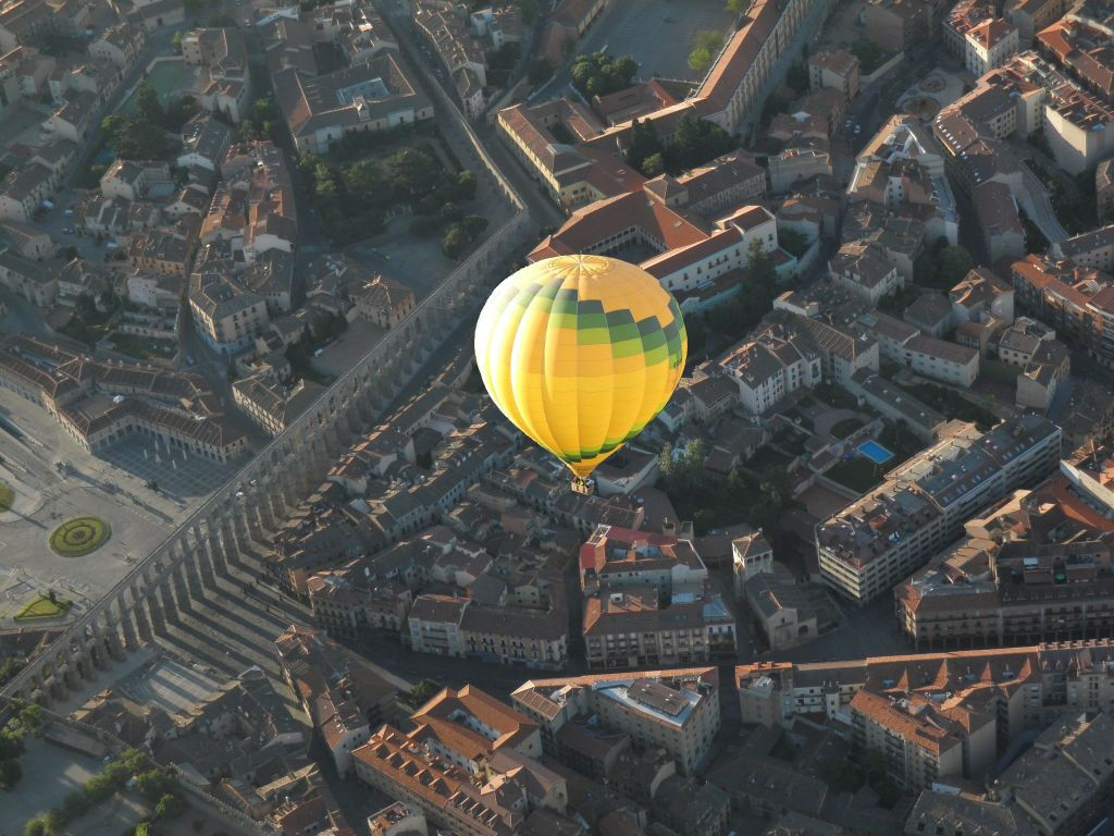 Vuelo en globo sobre Segovia con transporte desde Madrid