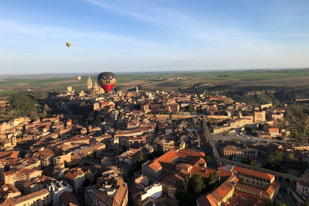 Segovia: Hot Air Balloon Flight with Breakfast and Cava