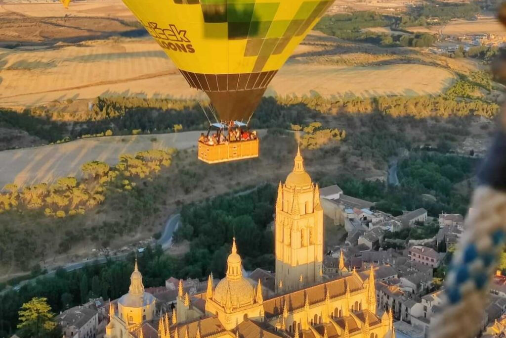 Segovia: Hot Air Balloon Flight with Breakfast and Cava