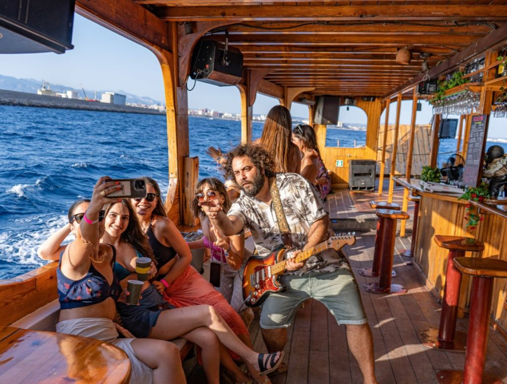 Palma de Mallorca: Snorkel & Music Boat Tour