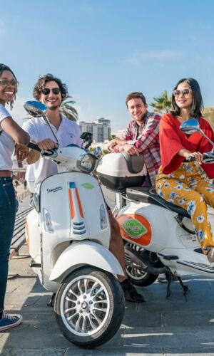 Barcellona: noleggio di 6 ore di Vespa con GPS