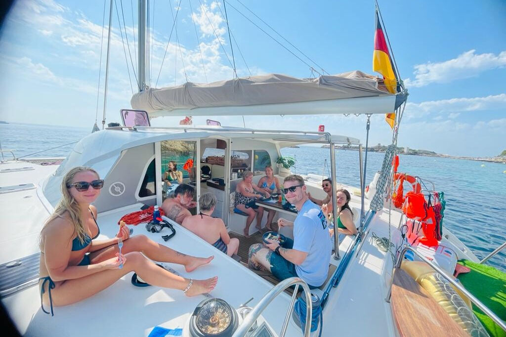 Excursión en Catamarán de Lujo con Tapas y Bebida de Bienvenida para un Máximo de 10-12 Personas