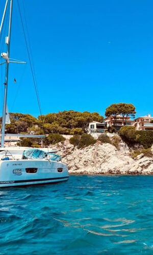Excursión en Catamarán de Lujo con Tapas y Bebida de Bienvenida para un Máximo de 10-12 Personas