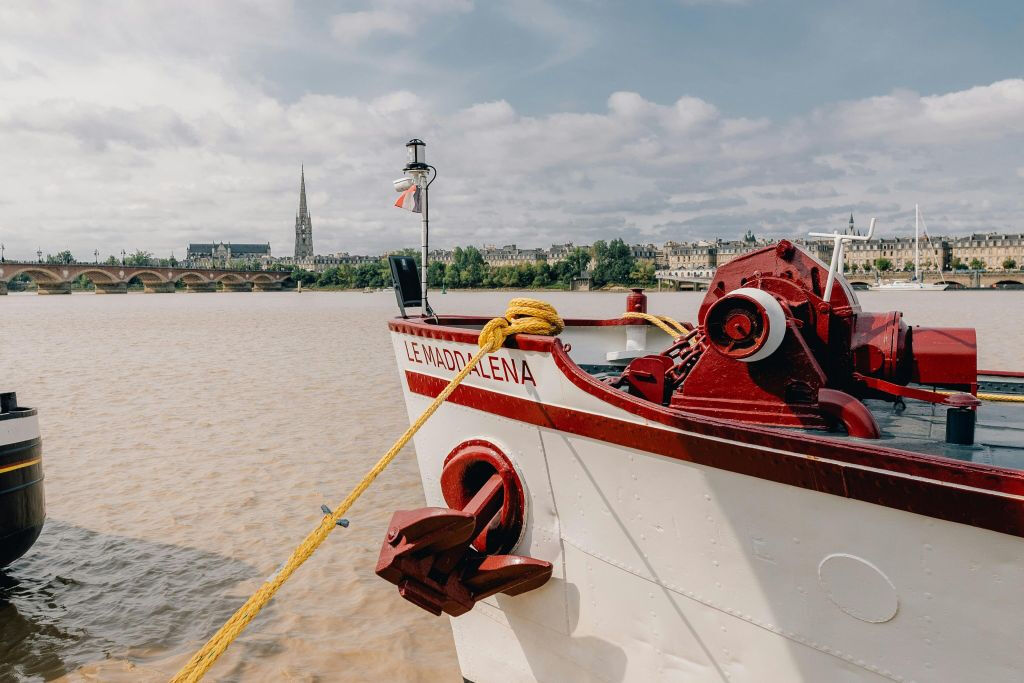 Bordeaux: Cruzeiro guiado no Garonne com um drinque e um canelé