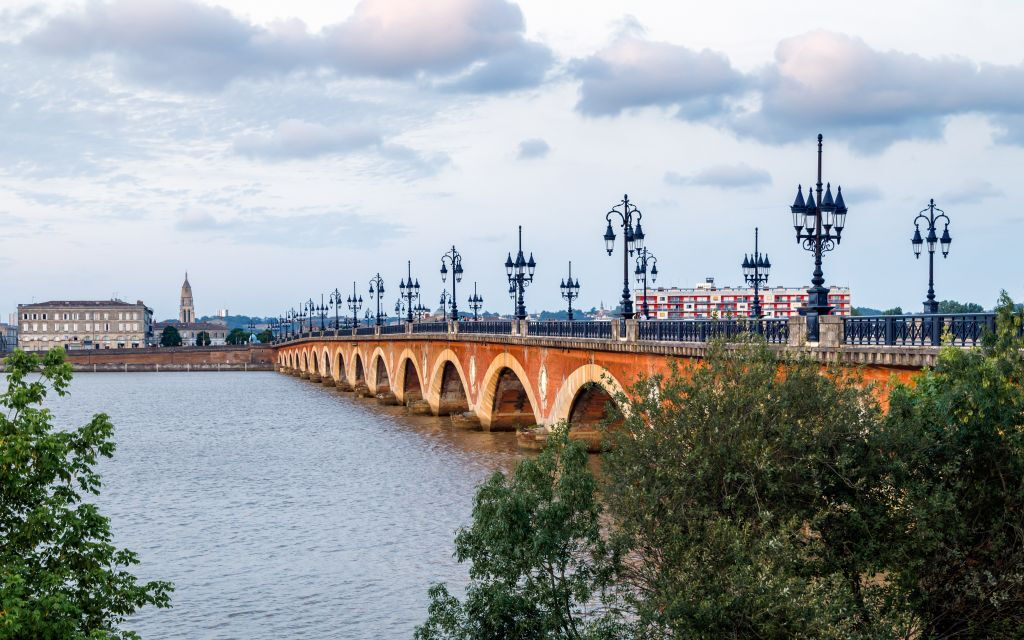 Burdeos: Crucero guiado por el Garona con copa y canelé