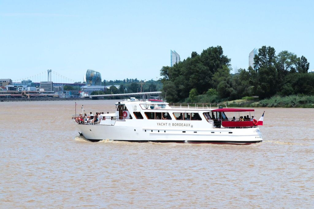 Bordeaux: Cruzeiro guiado no Garonne com um drinque e um canelé