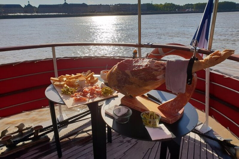 Bordeaux: Cruzeiro guiado no Garonne com um drinque e um canelé