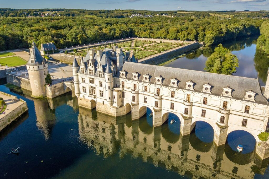 Loire Valley Castles: Day Trip from Paris with Wine Tasting
