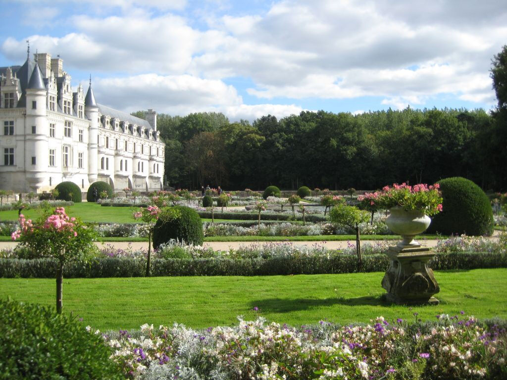 Loire Valley Castles: Day Trip from Paris with Wine Tasting