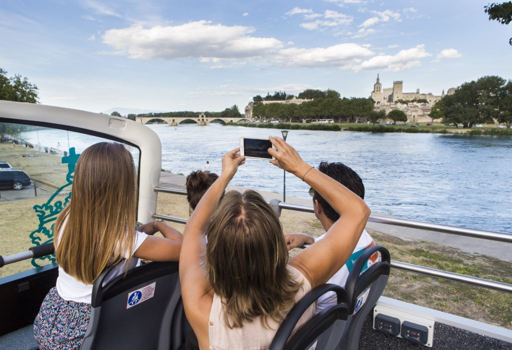 Avignon en bus à arrêts multiples