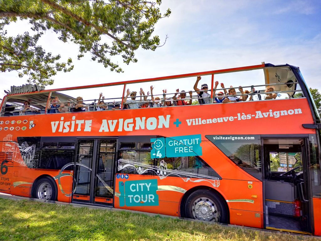 Avignon en bus à arrêts multiples
