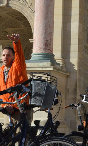 Paris: City Highlights Guided Bike Tour