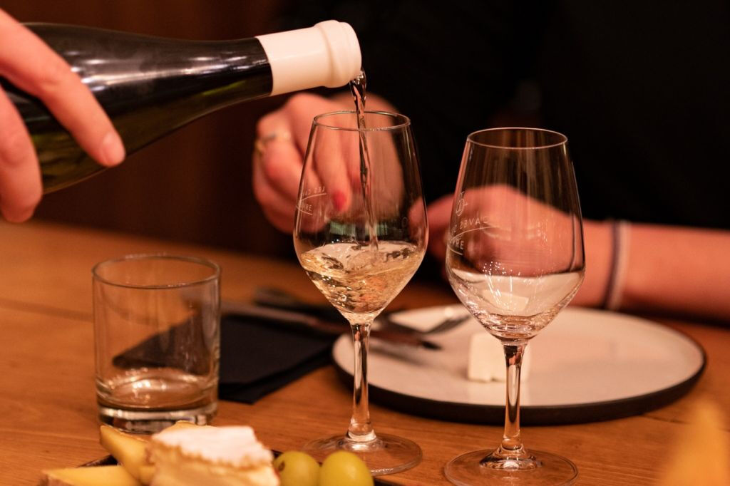 Paris: Aperitivo de vinhos e queijos com um sommelier