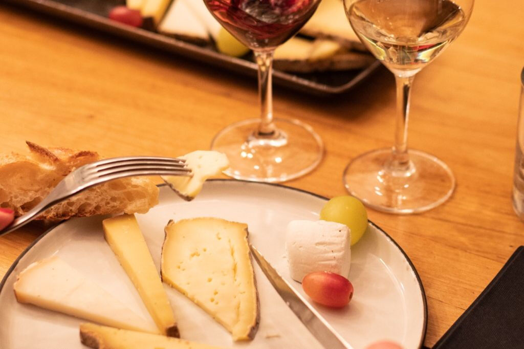 Paris: Aperitivo de vinhos e queijos com um sommelier