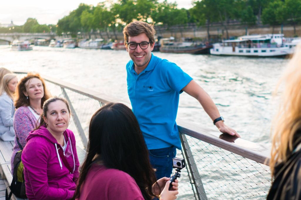 Passeio de Bicicleta Noturna em Paris com Passeio de Barco de 1-Hora