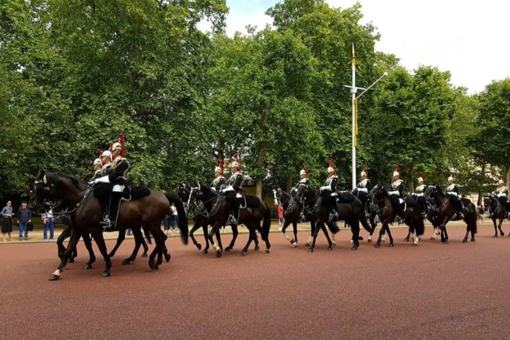 London Palaces & Parliament: Small-Group Walking Tour