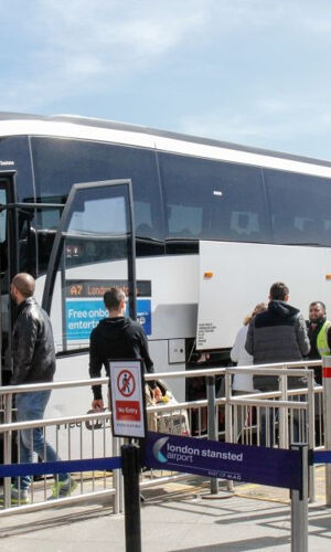 Bus between Luton Airport and London