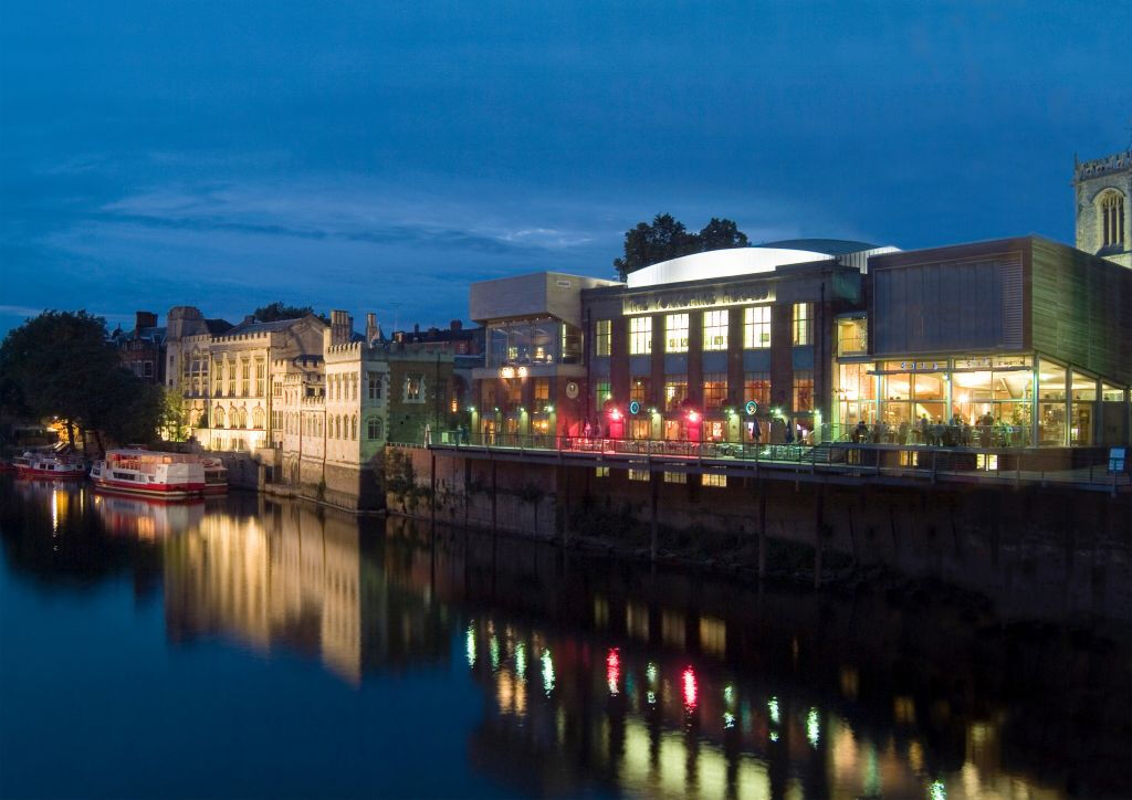 Croisière avec projecteurs en soirée à York