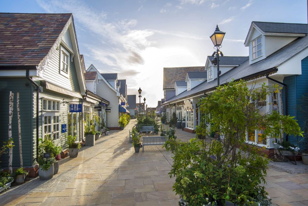 Bicester Shopping Village: Train + VIP Pass